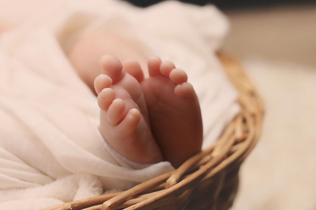 婴儿的脚高清壁纸的选择性焦点照片