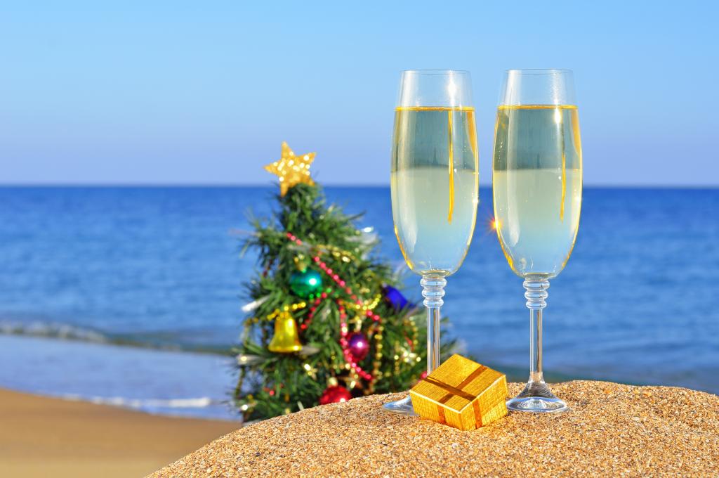 壁纸假期,礼物,树,圣诞节,玩具,沙滩,沙,海,新年,新年,眼镜,海洋,...