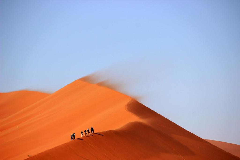 在白天高清壁纸上走在沙漠上的人们