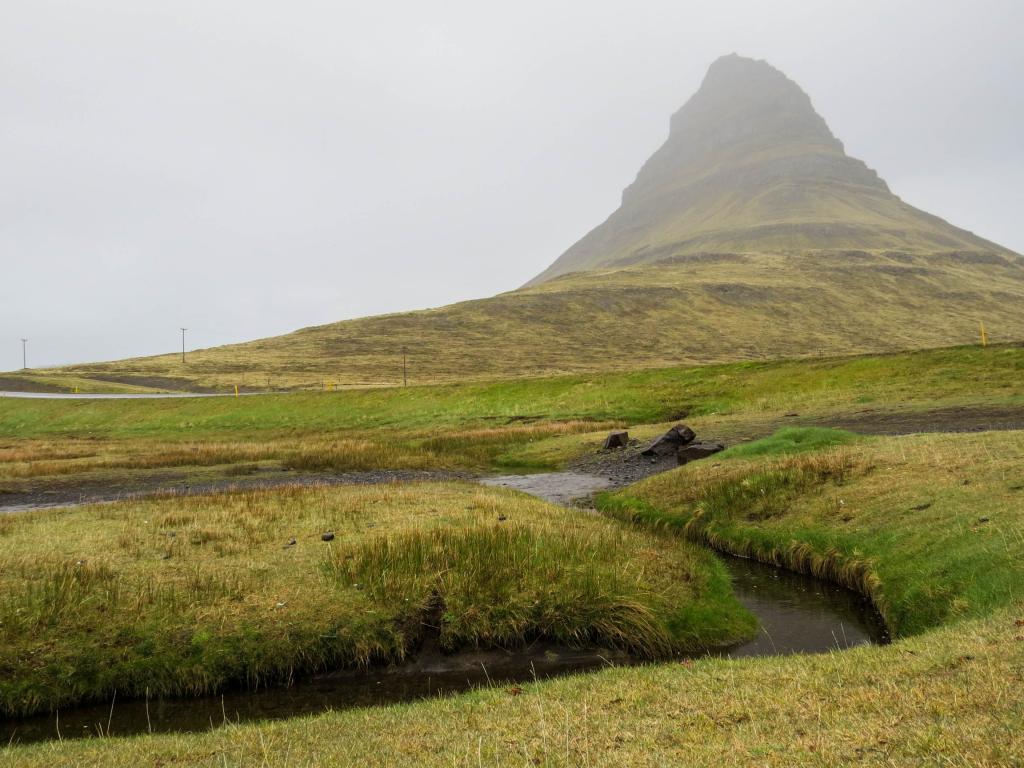 在白天,冰岛高山壁纸山附近的草地