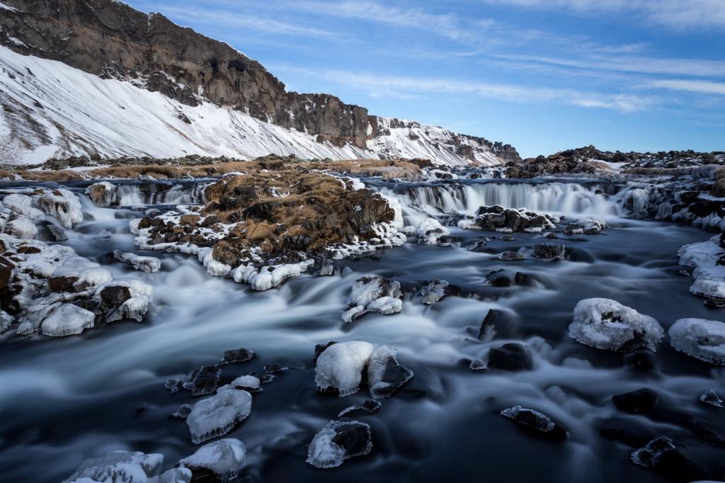 在山,冰岛高清壁纸附近的棕色地面上的级联水
