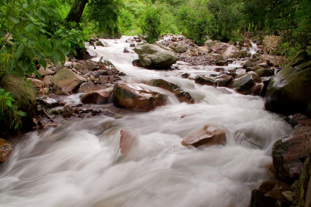 延时摄影的汹涌的河流与棕色的岩石,在白天,绿河高清壁纸