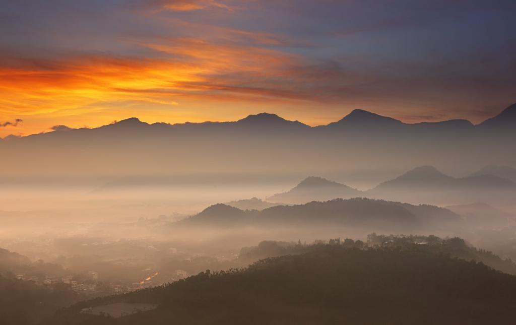 在黄金时段高清壁纸覆盖着雾的棕色洛矶山脉的照片