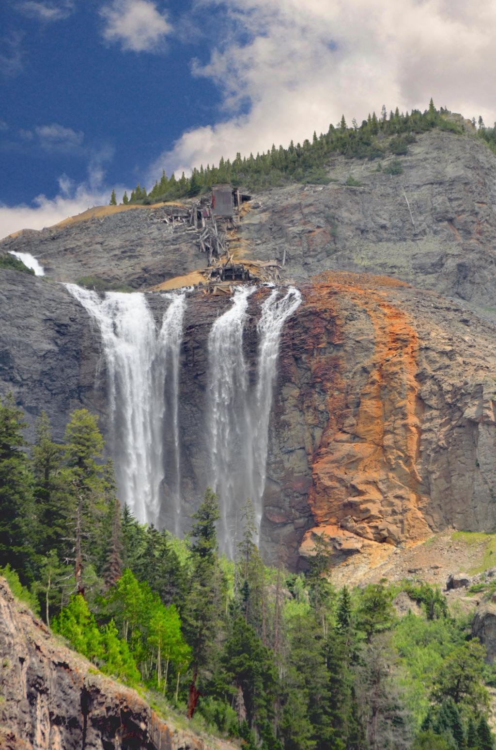 在白天的高清壁纸灰色落基山与瀑布的风景照片