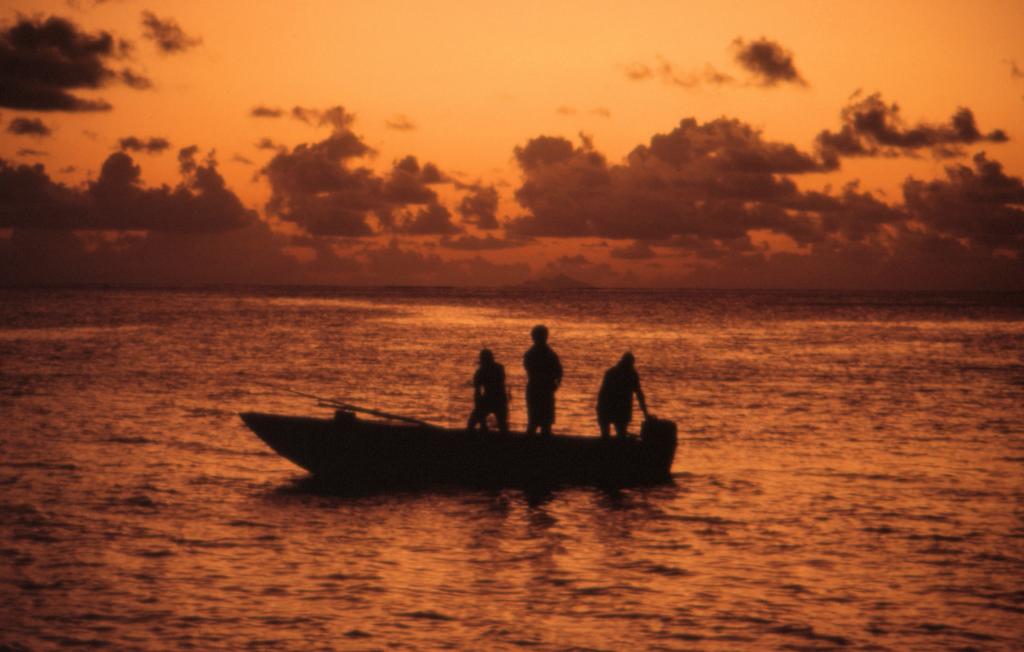 三人在船上在海洋,波拉波拉岛,法属波利尼西亚高清壁纸的轮廓