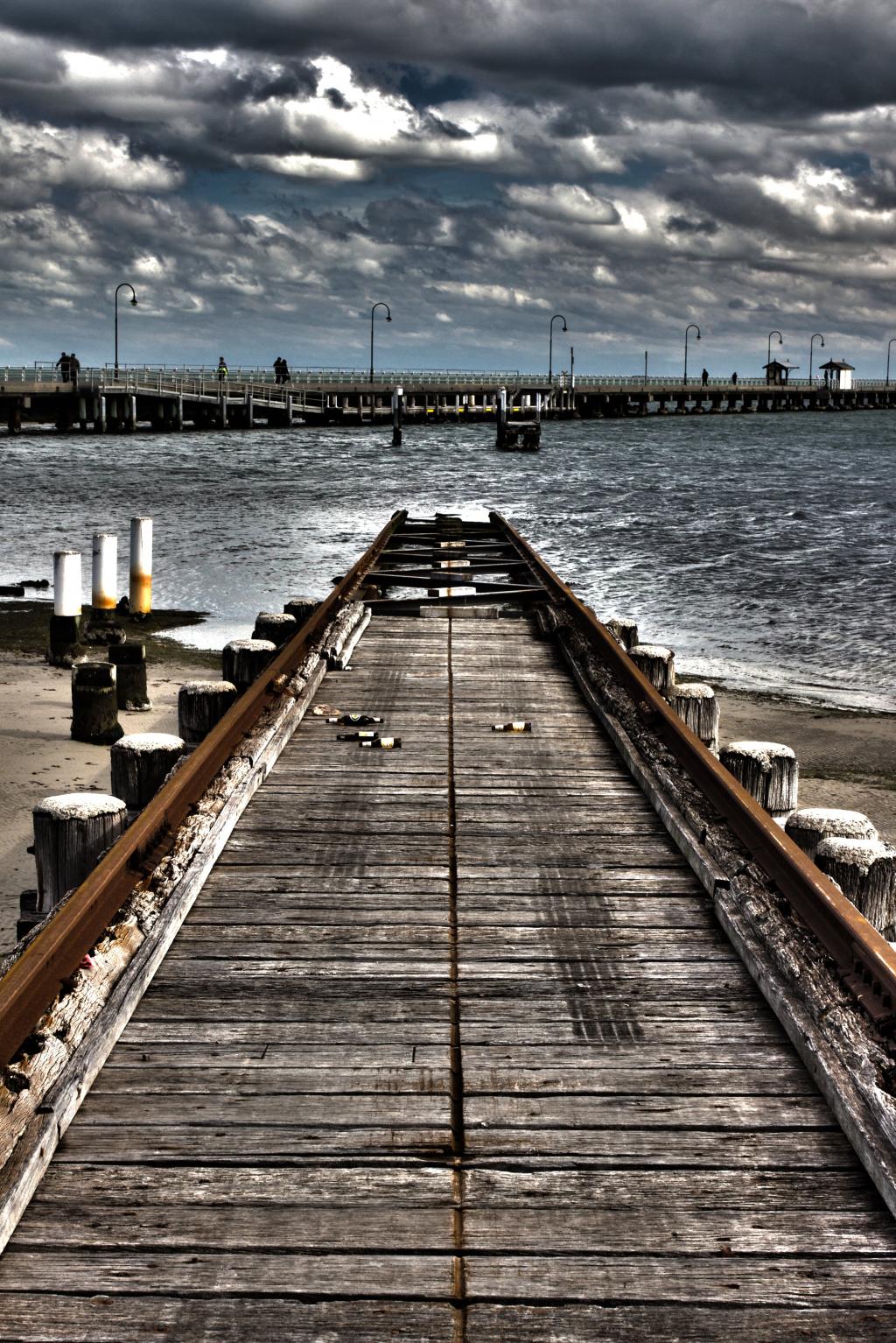 棕色和灰色的金属框架的海滩桥照片高清壁纸