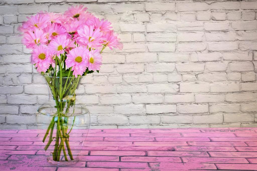 粉色雏菊花在清澈的玻璃花瓶高清壁纸