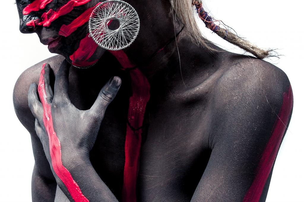 黑色和红色的人体彩绘高清壁纸的女人
