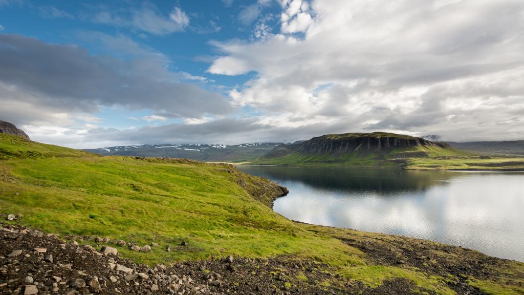 在白天,冰岛风景高清壁纸随着水体的绿色山