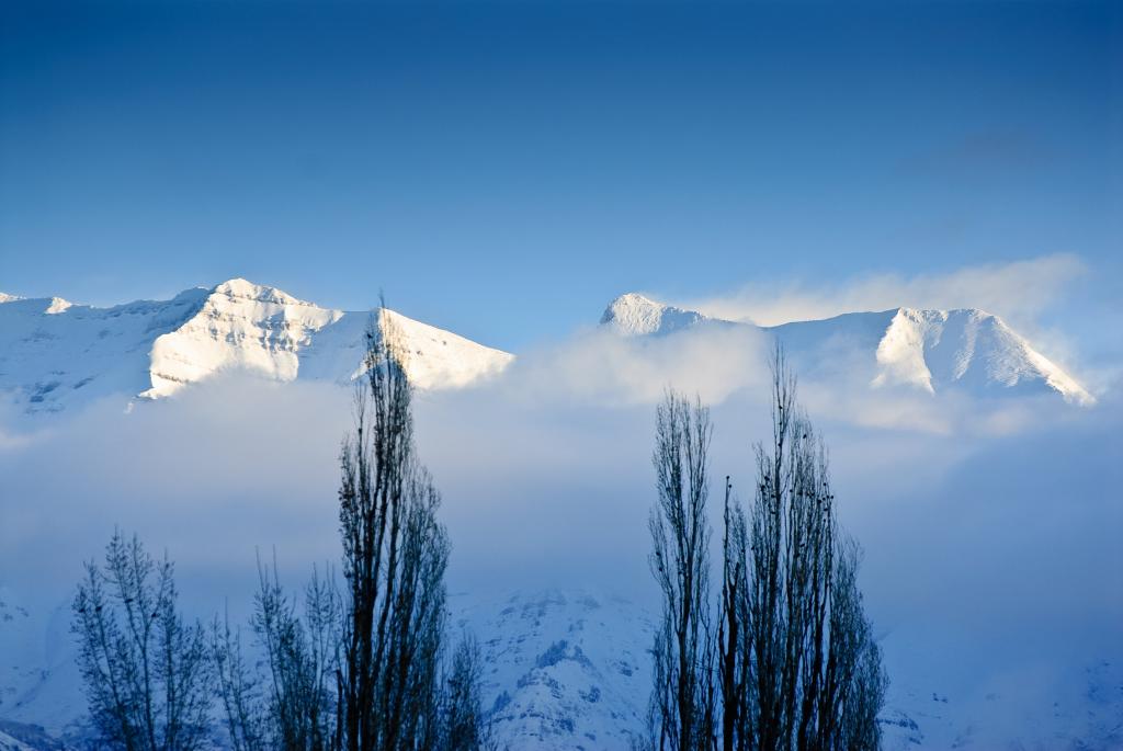 在清澈的蓝天下,冰覆盖的山,安装timpanogos高清壁纸