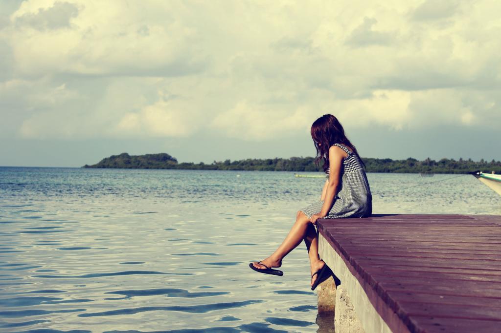 女子坐在棕色木桥码头白天高清壁纸