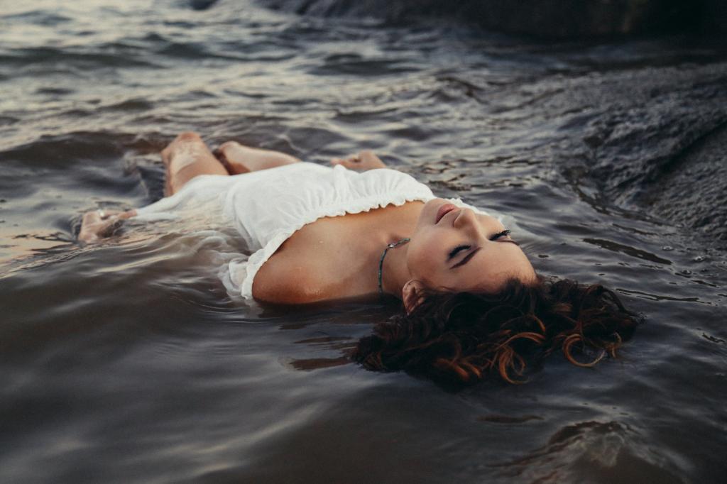 在白色的女人躺在水上的肩上穿着高清壁纸
