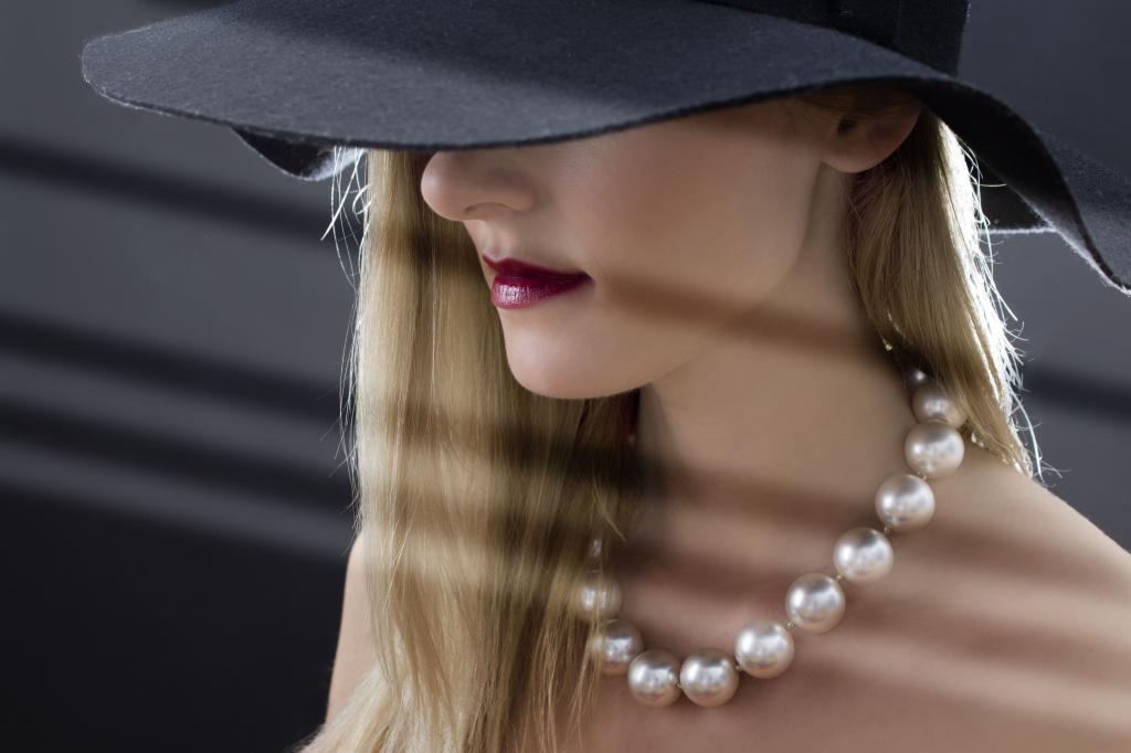 女人穿着黑色的太阳帽子和白色的珍珠项链高清壁纸