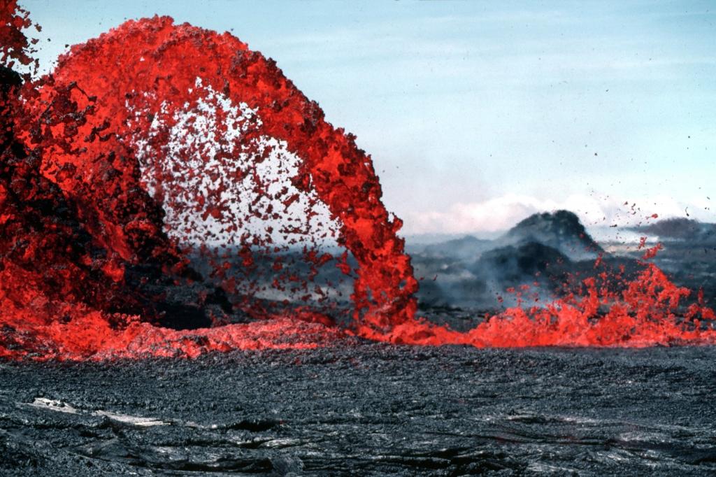 红色火山岩浆高清壁纸
