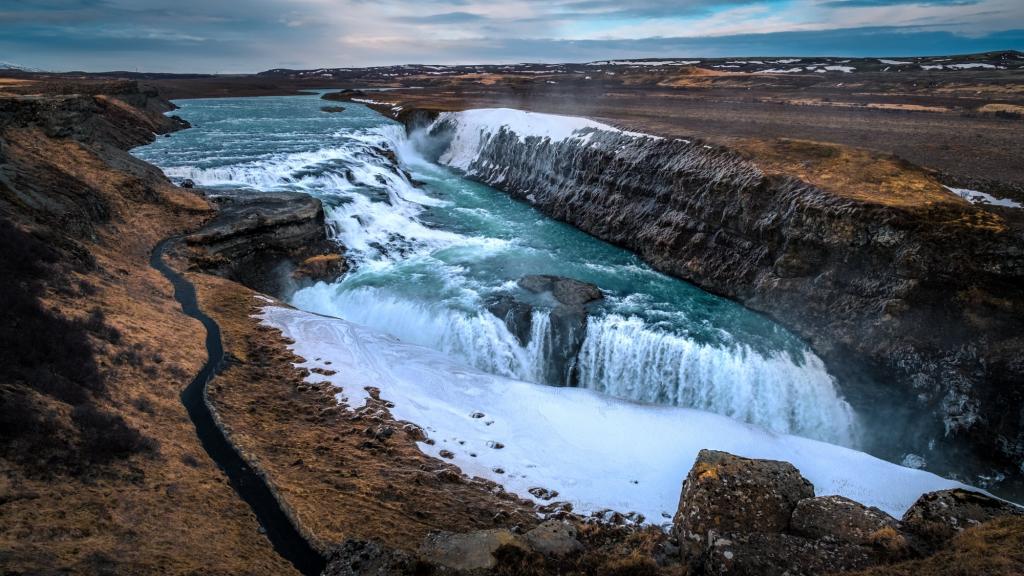 岩层,冰岛高清壁纸之间的瀑布