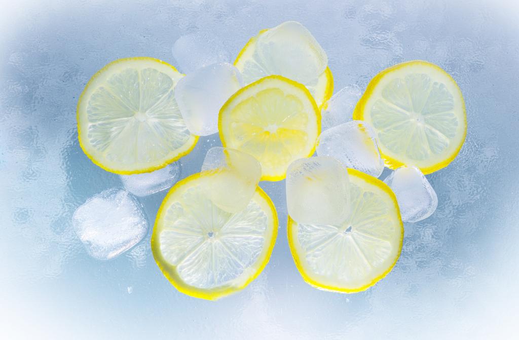 在新鲜的冰高清壁纸上的六个柠檬片