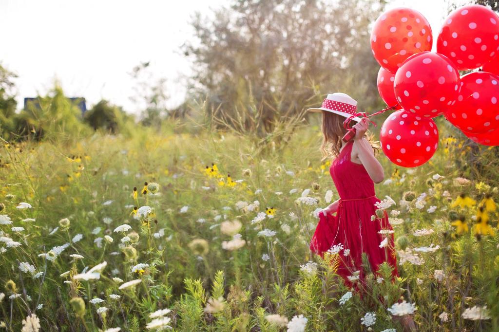 女人抱着红色的气球花植物高清壁纸的照片