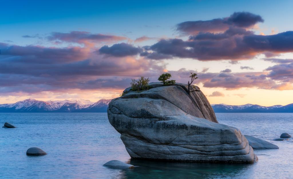 灰色的岩石巨石与周围的水,太浩湖高清壁纸