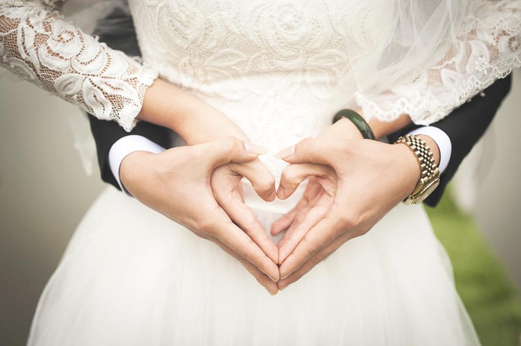 夫妇在婚礼服装双手在心脏形式高清壁纸