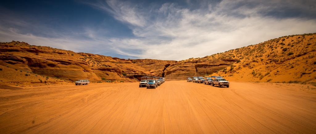 白天在沙漠上的汽车很多,美国高清壁纸