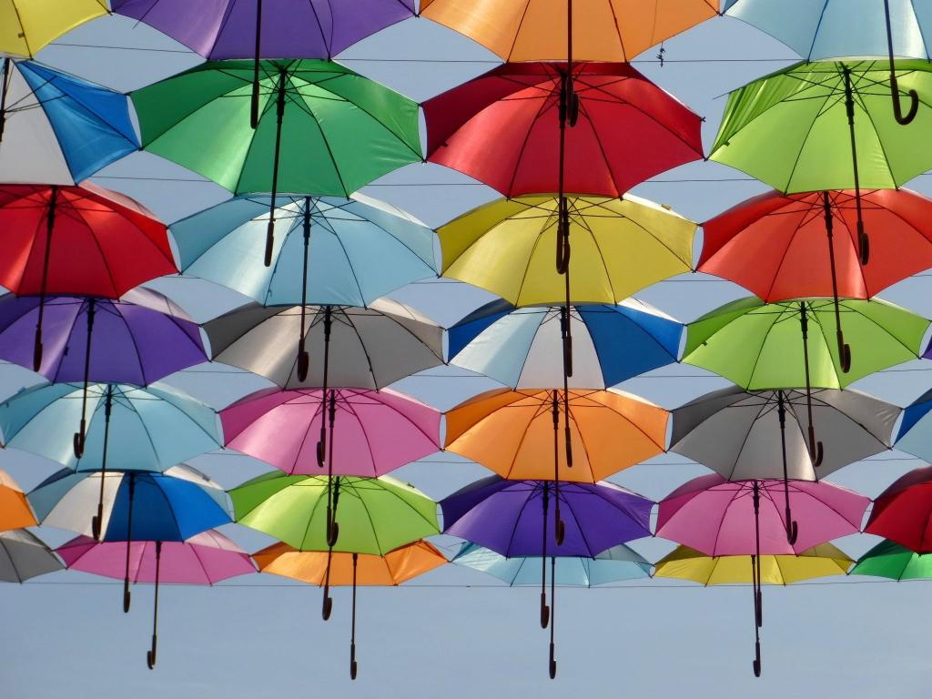 在日间时间高清壁纸挂在电线上的伞的照片
