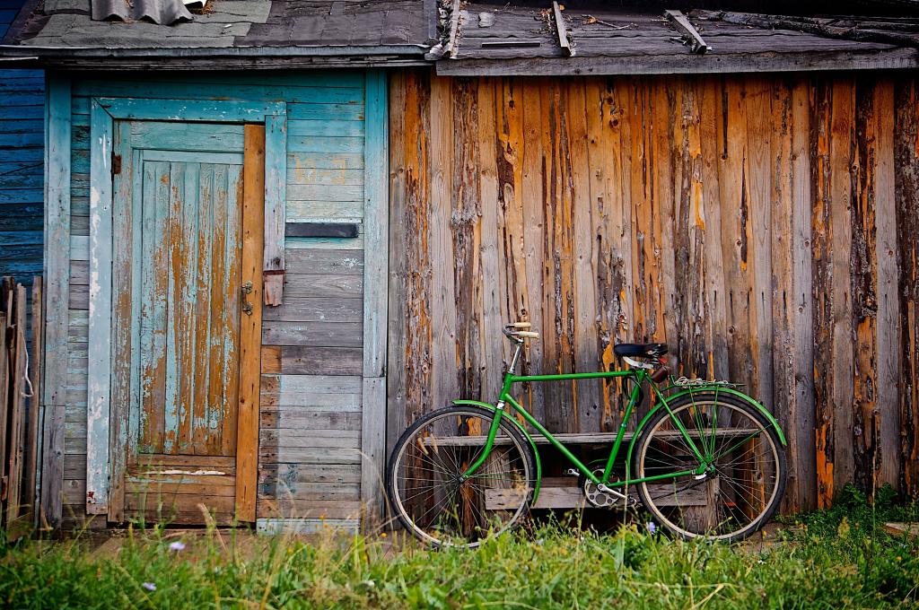 绿色公路自行车附近棕色木房子的照片高清壁纸
