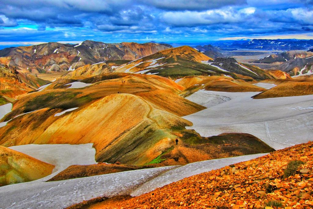 棕色和绿色的山脉,在灰色土壤地面下白色和蓝色的天空,冰岛高清壁纸