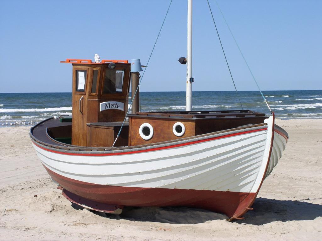 白色和棕色帆船在海边高清壁纸