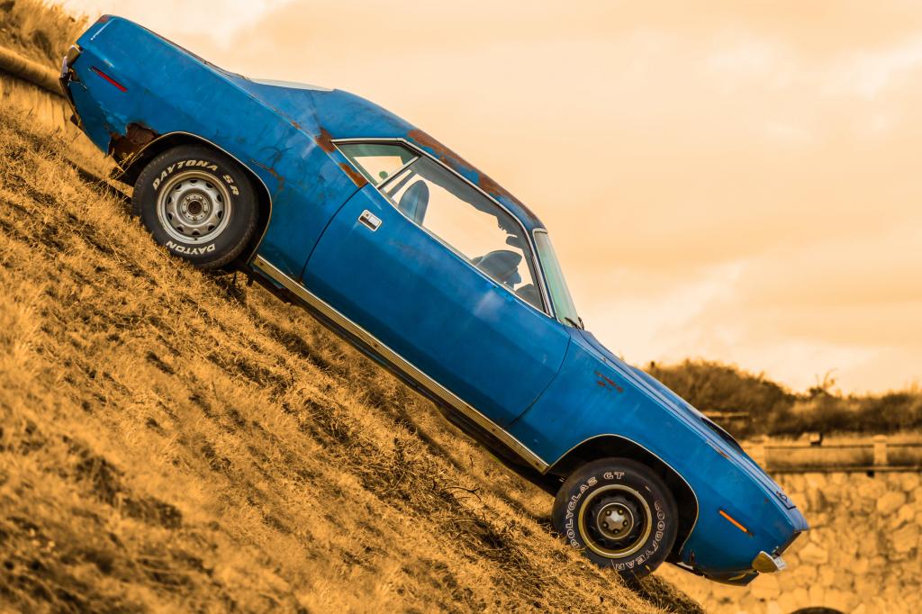 在白天高清壁纸棕色土上的经典蓝色轿跑车