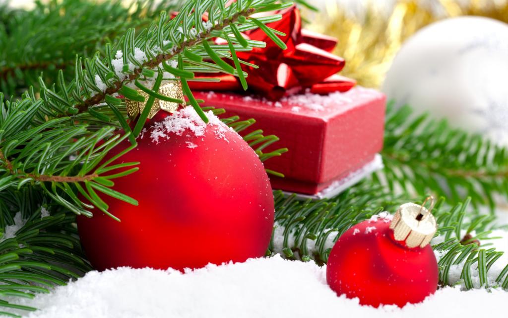 壁纸新年,礼物,树,玩具,新年,圣诞节,风景,球,分支,云杉,雪,假期,...