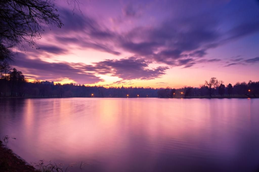 紫色和白色的天空下的水体景观照片高清壁纸