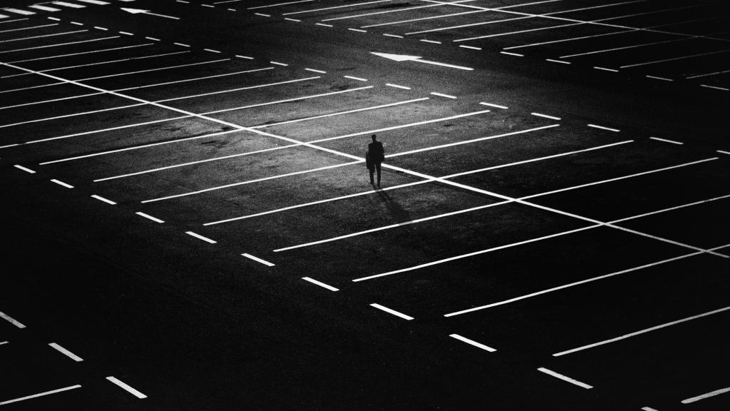人站在灰度摄影高清壁纸停车场的轮廓
