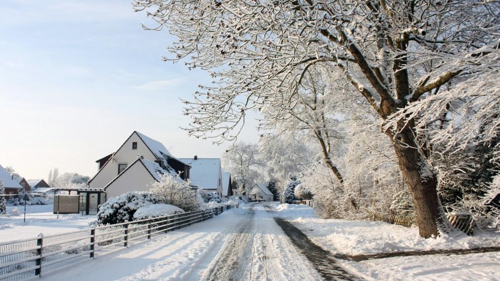 壁纸冬季的一天,村,雪,霜,家,道路,树木,村庄,围栏,查看,美丽,太阳,...