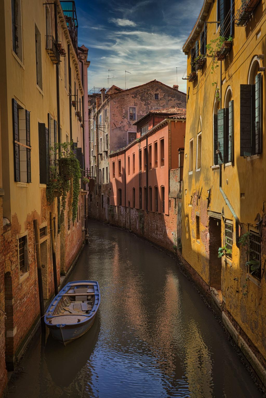 宁静的威尼斯水巷