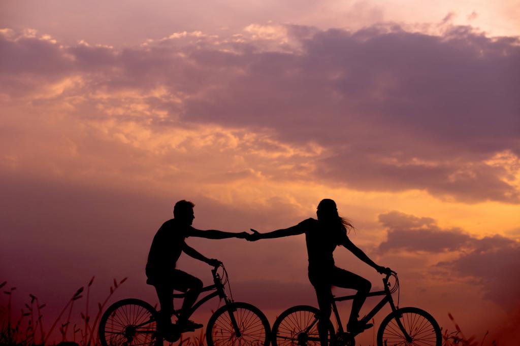 夫妇骑自行车高清壁纸的剪影