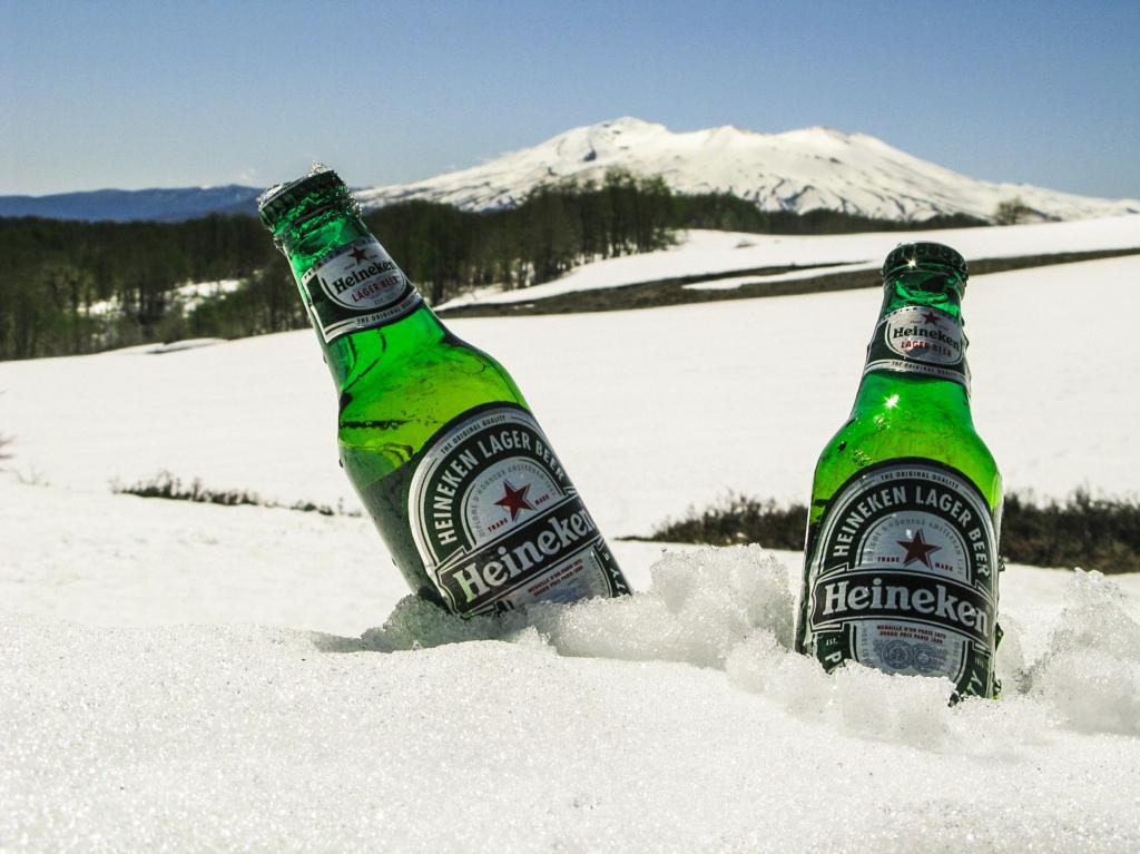 两个喜力啤酒瓶上白色的雪高清壁纸