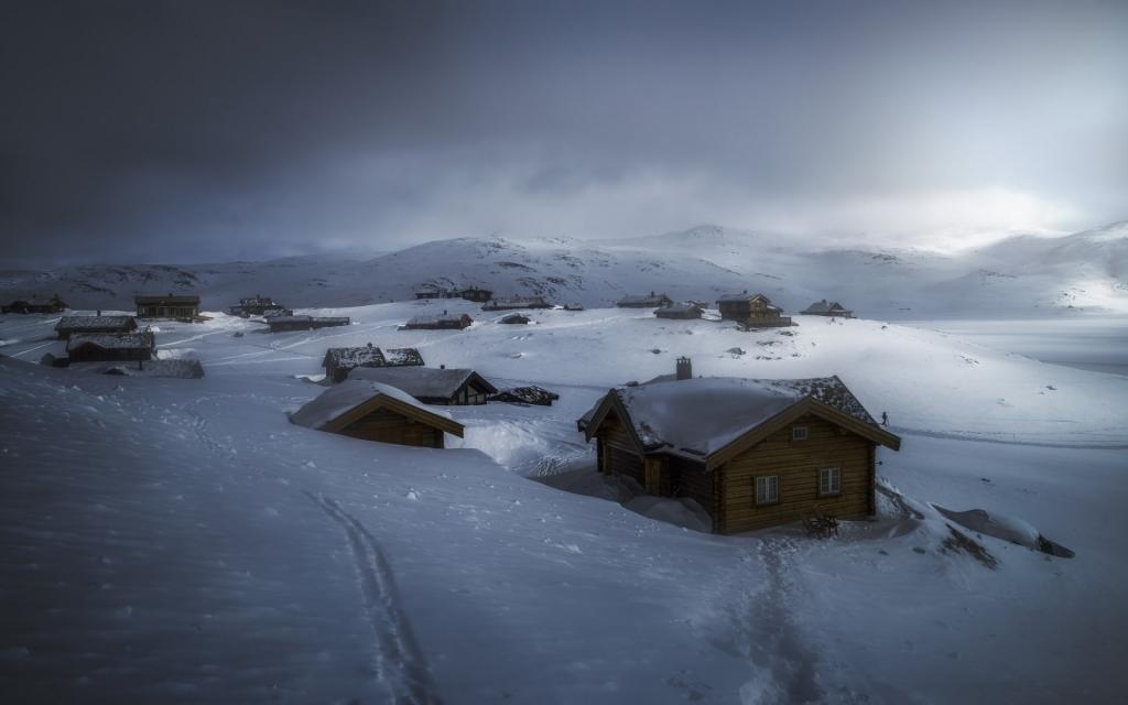 小屋,灰色的云,雪,冬天