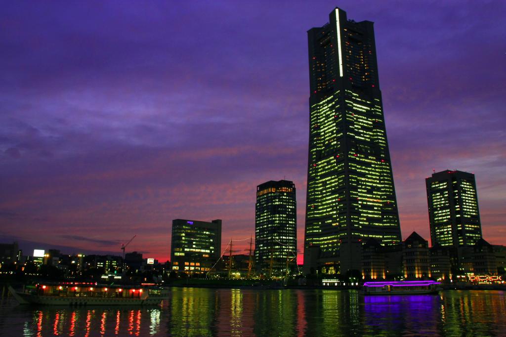 紫色的天空下高层建筑摄影在夜间高清壁纸