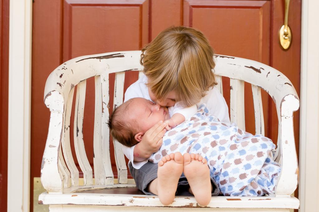 两个婴儿在白色的木制椅子上的照片高清壁纸
