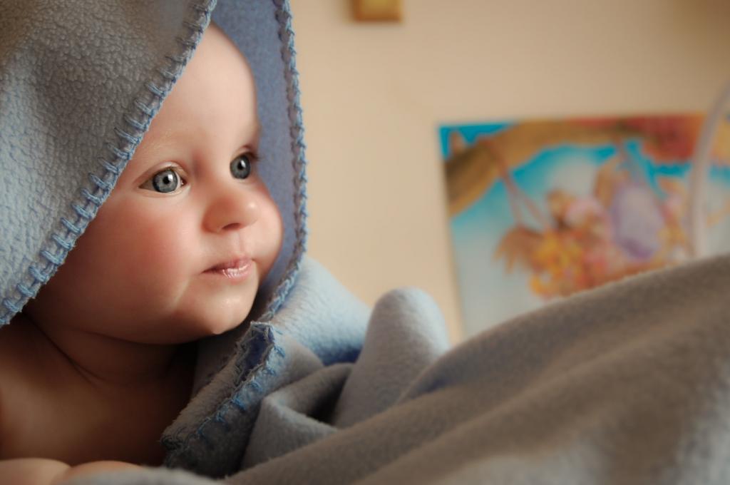 婴儿包装与房间内的蓝色纺织高清壁纸