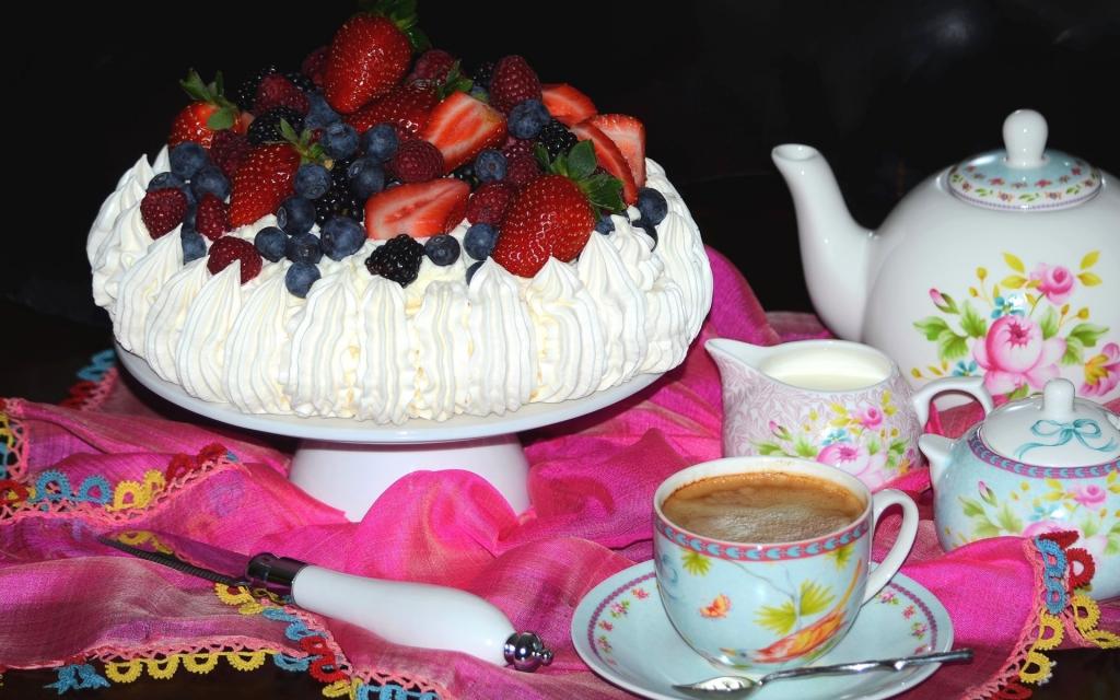 蛋糕,酥皮,蓝莓,甜点,咖啡,浆果,覆盆子,帕夫洛娃,盘子,草莓