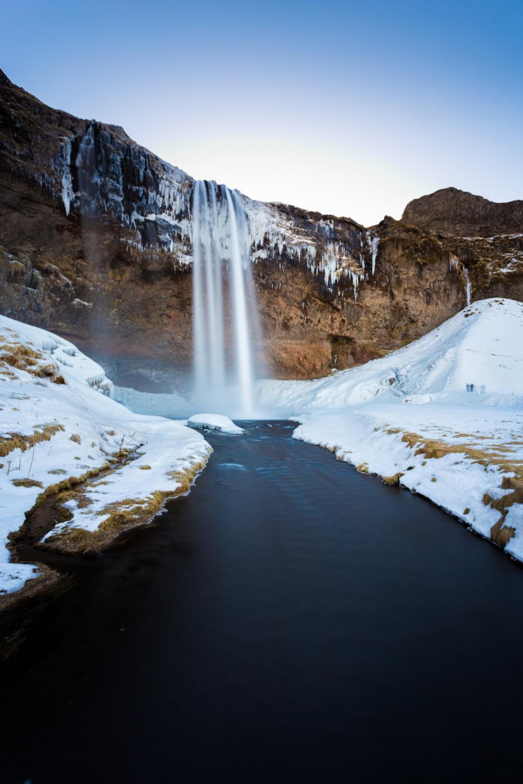 雪涂级联棕色岩石瀑布和河照片,冰岛高清壁纸