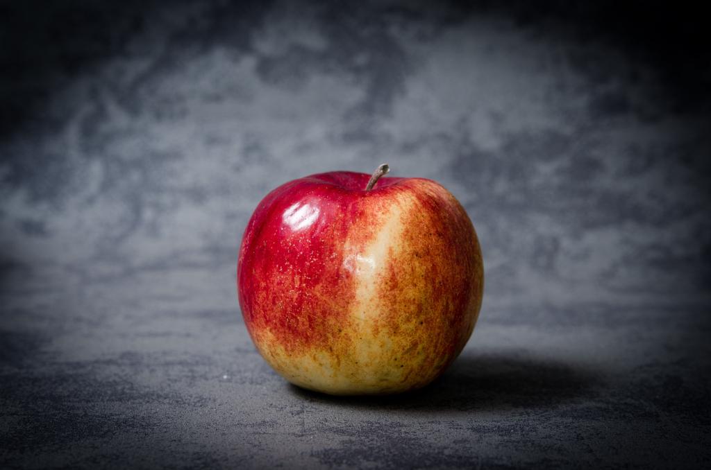静物摄影的黑色表面上的苹果水果高清壁纸
