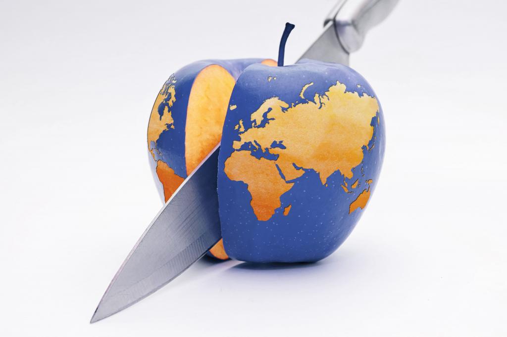 不锈钢厨刀切片蓝色苹果与地图打印高清壁纸