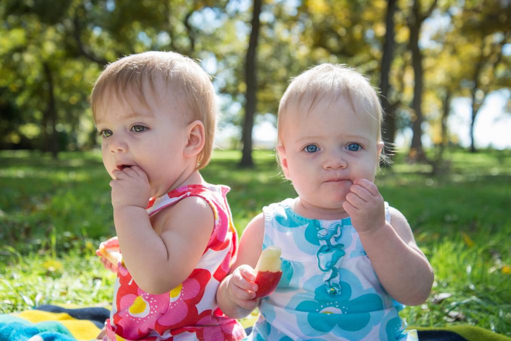 两个婴儿在草地,花卉打印衬衫的特写照片苹果高清壁纸