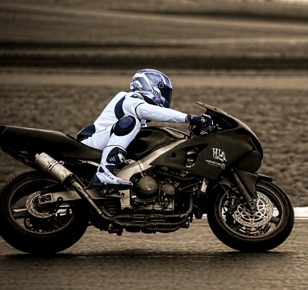 游戏中时光倒流的摄影的人骑黑色运动自行车穿着黑色沥青路面高清壁纸白色摩托车装备