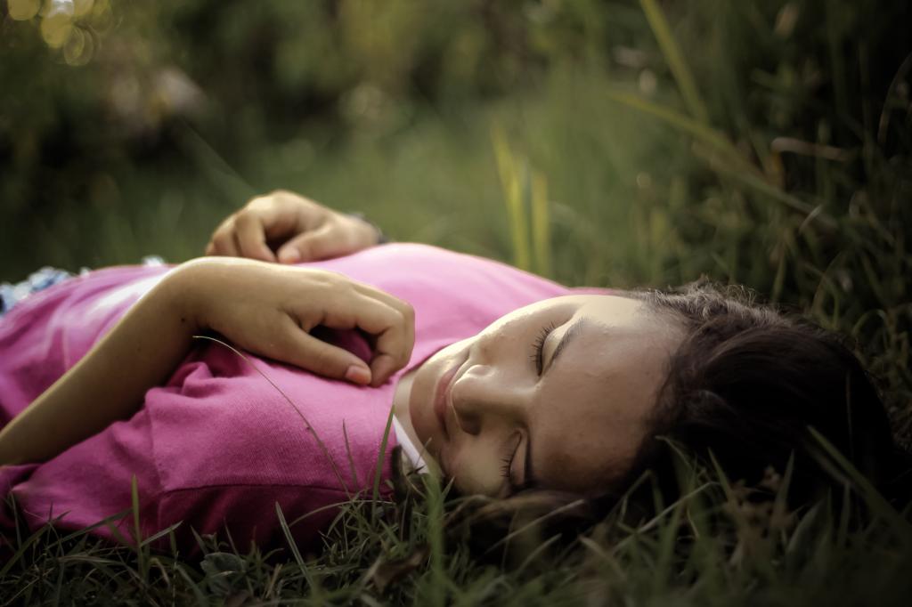女人躺在草地上高清壁纸