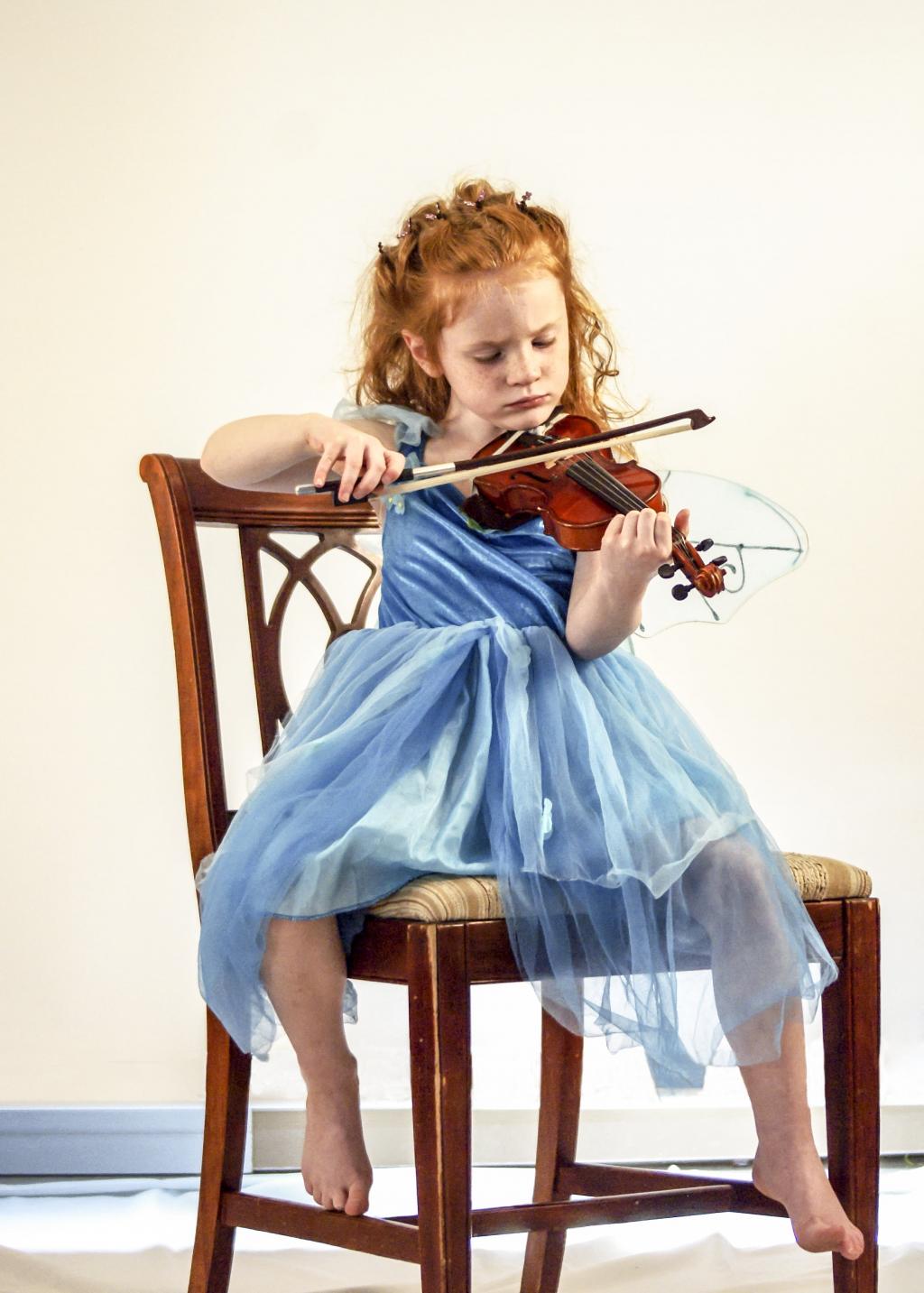 女孩与蓝色的裙子拉小提琴高清壁纸