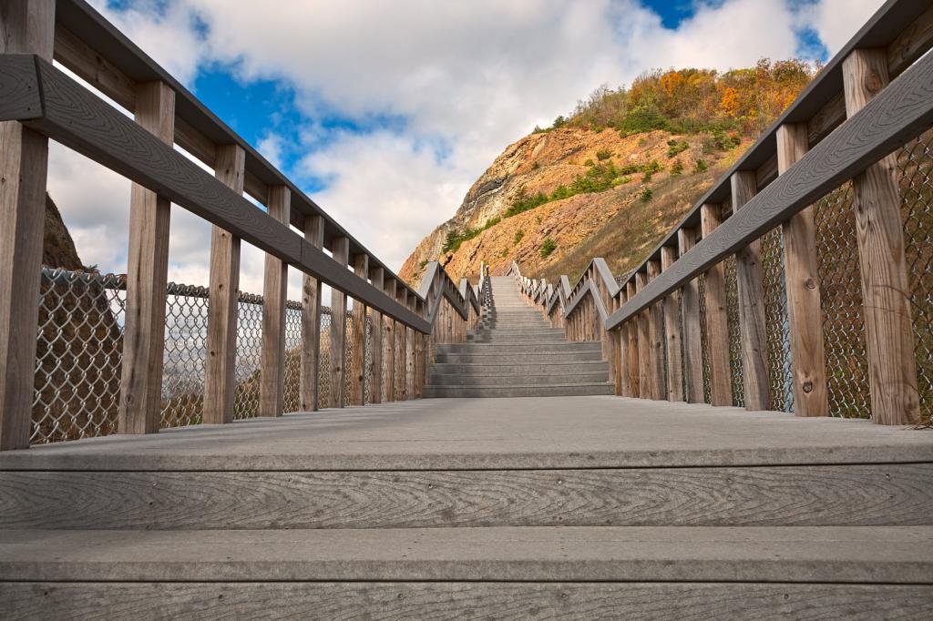 棕色的木桥通过白天,山岭的山高清壁纸