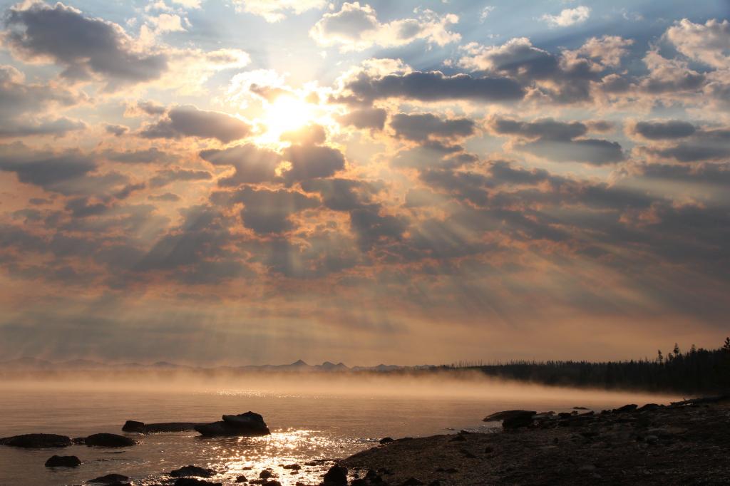 在一天的时间,黄石湖高清壁纸云下的海边